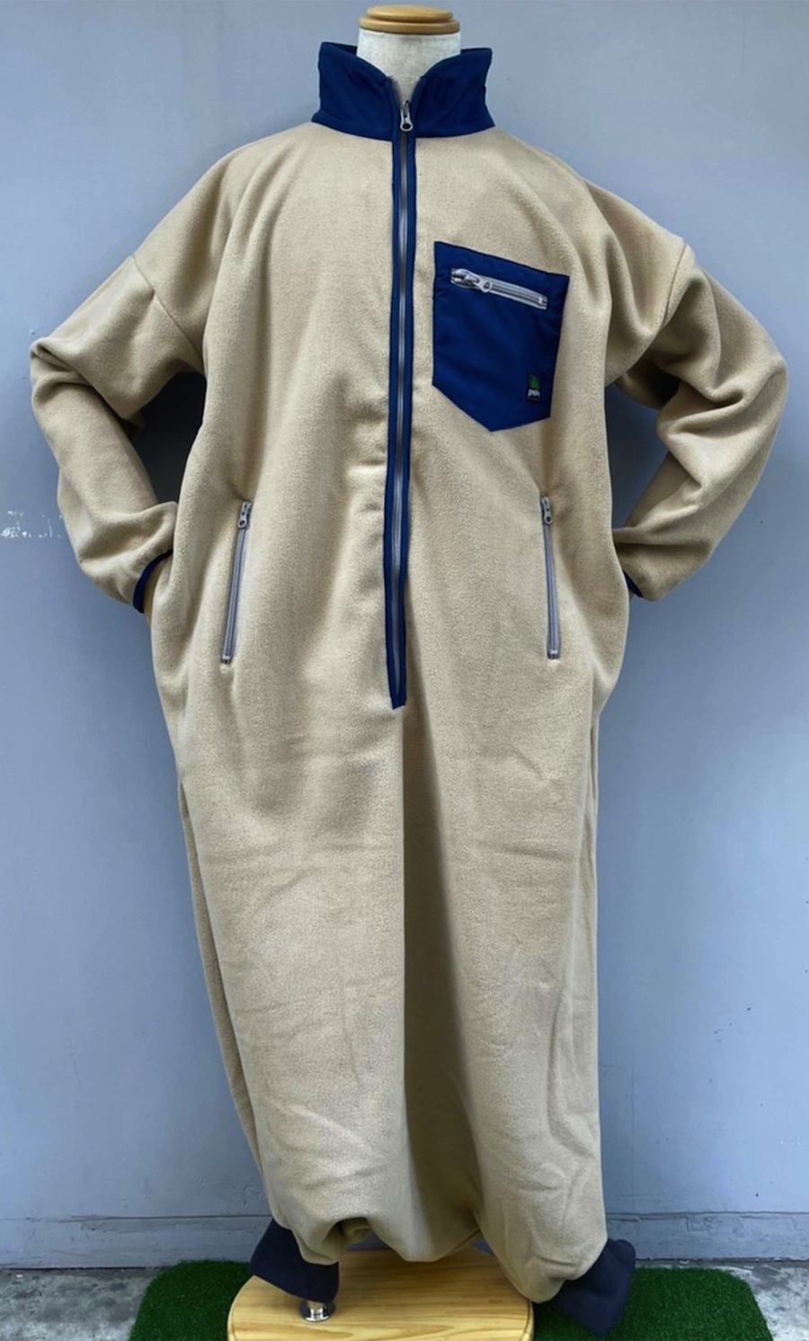 着る寝袋「モモンガ」。キャンプ、車中、部屋着にリラックススタイル