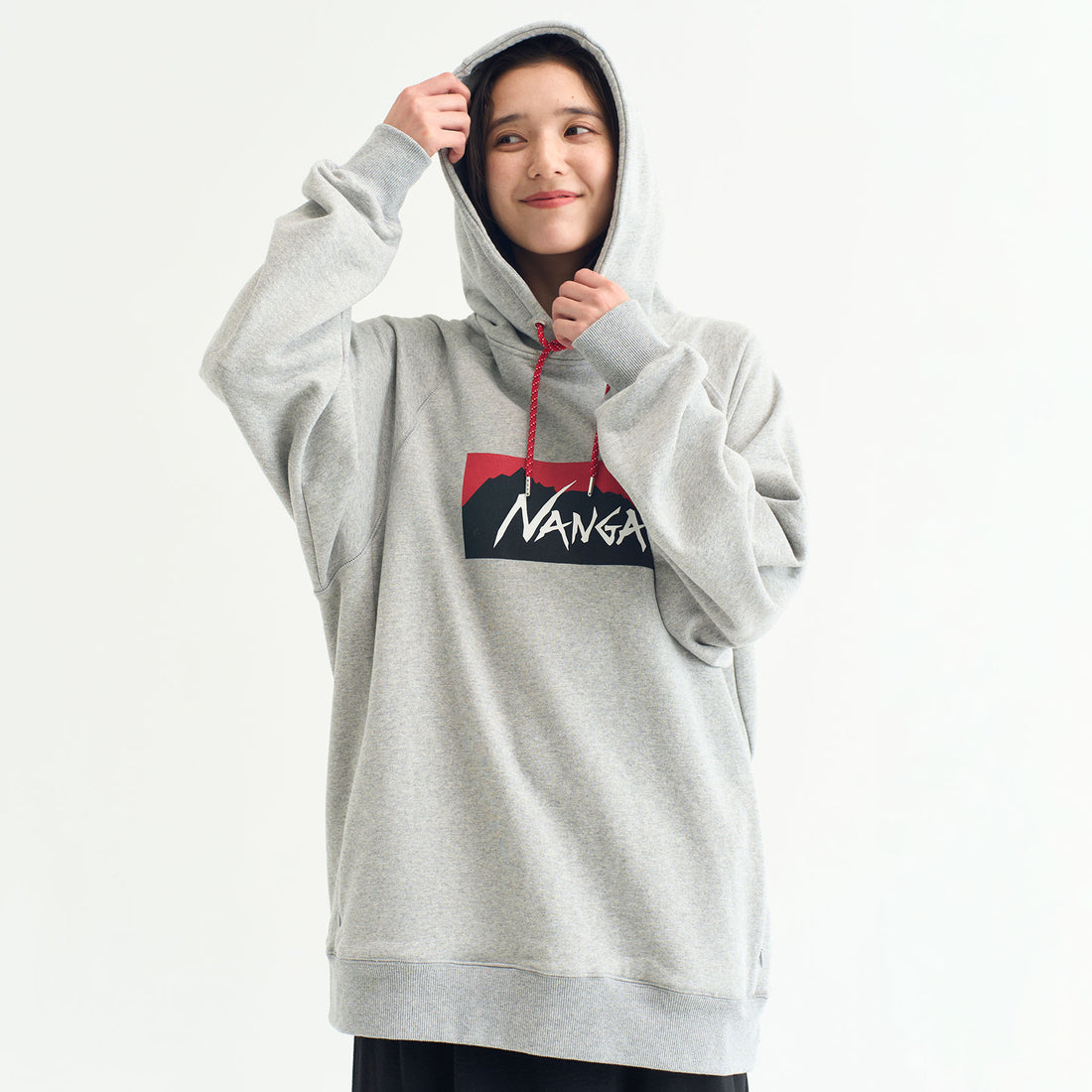 ザ・定番、ナンガのボックスロゴスウェット、これからの季節の一枚に