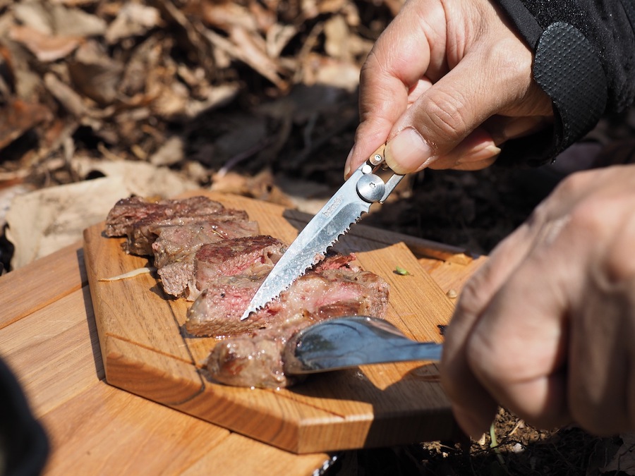 肉を切るのにも最適、バラデオのアウトドア用カトラリーセット