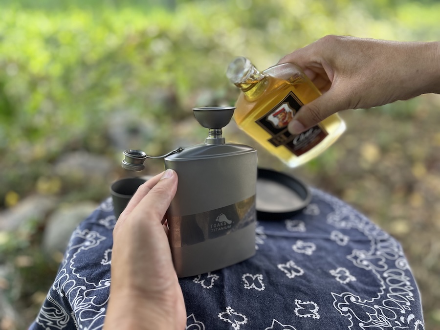 TOAKSのチタン製フラットフラスコと箸が登場。山で一杯いかが