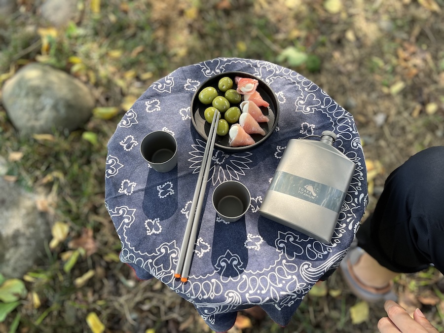 TOAKSのチタン製フラットフラスコと箸が登場。山で一杯いかが