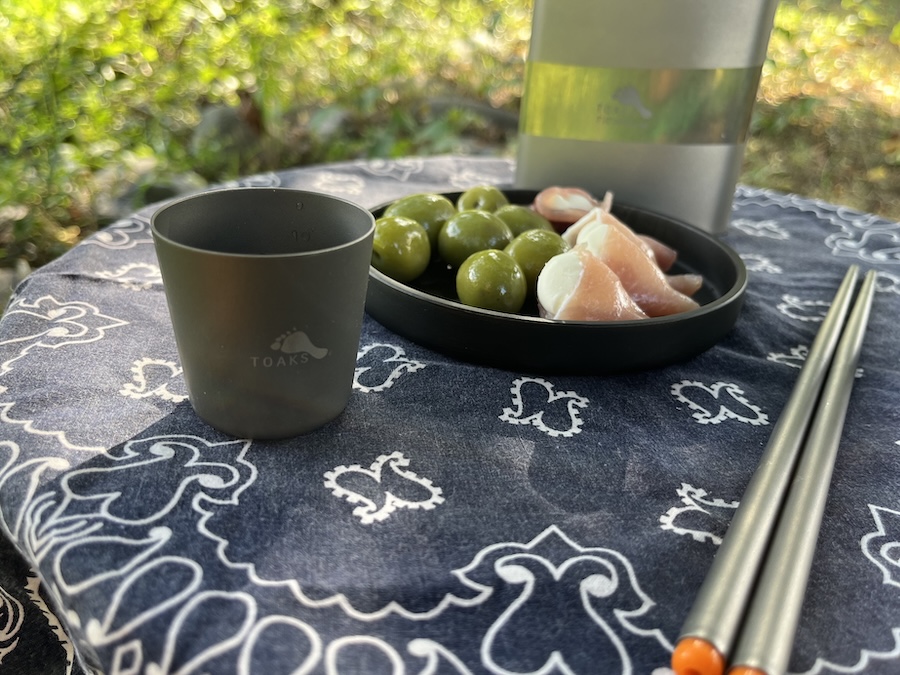TOAKSのチタン製フラットフラスコと箸が登場。山で一杯いかが