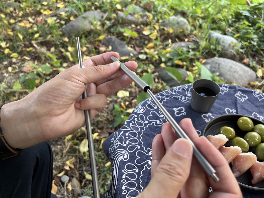 TOAKSのチタン製フラットフラスコと箸が登場。山で一杯いかが