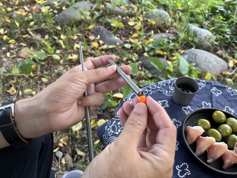 TOAKSのチタン製フラットフラスコと箸が登場。山で一杯いかが