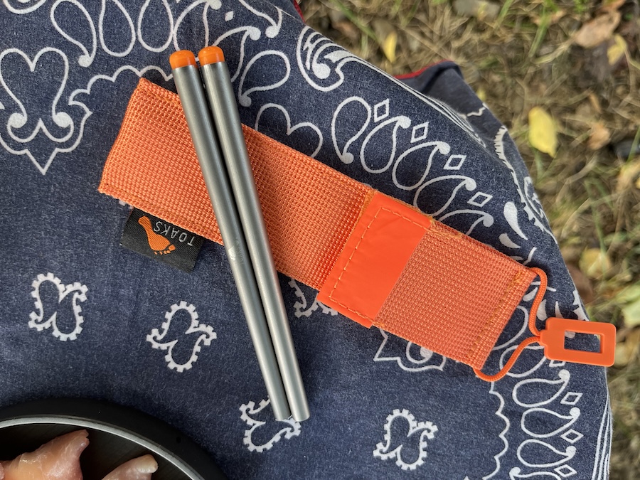 TOAKSのチタン製フラットフラスコと箸が登場。山で一杯いかが