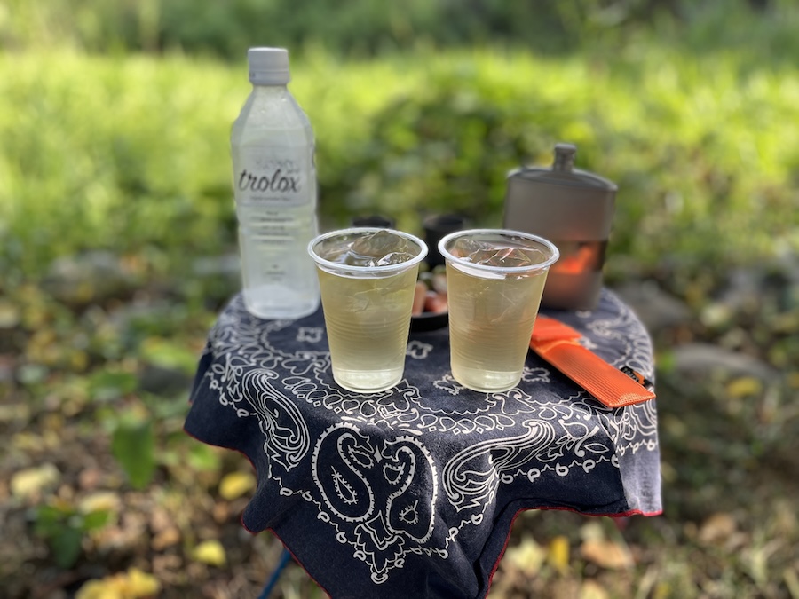 TOAKSのチタン製フラットフラスコと箸が登場。山で一杯いかが