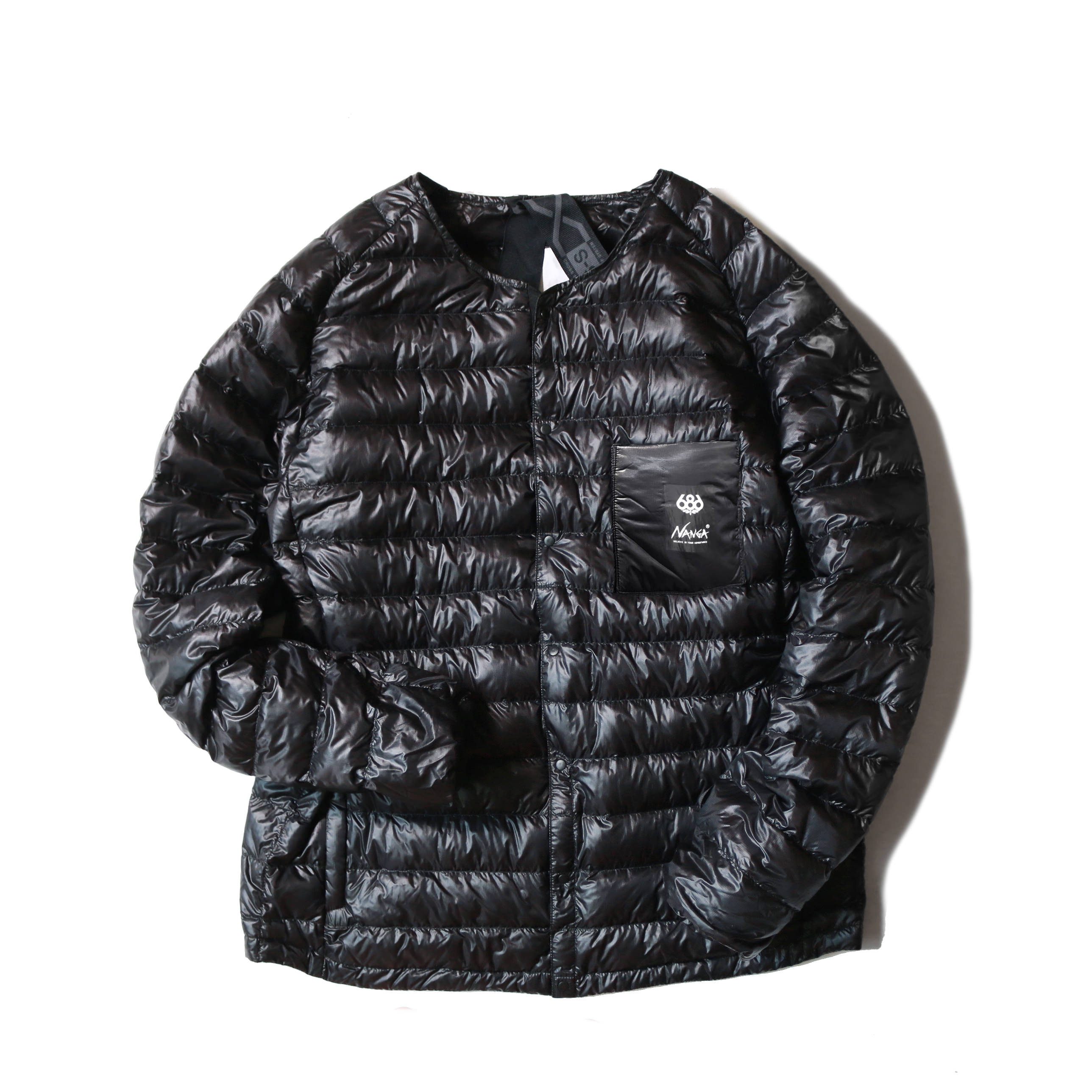 黒X黒、アウターXインナーダウン。NANGAと686の渋いコラボコレクション  