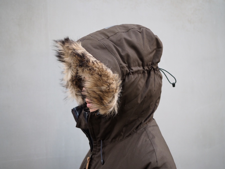 北欧気分で焚火。ヘビーデューティなケープ【FJALLRAVEN 】の