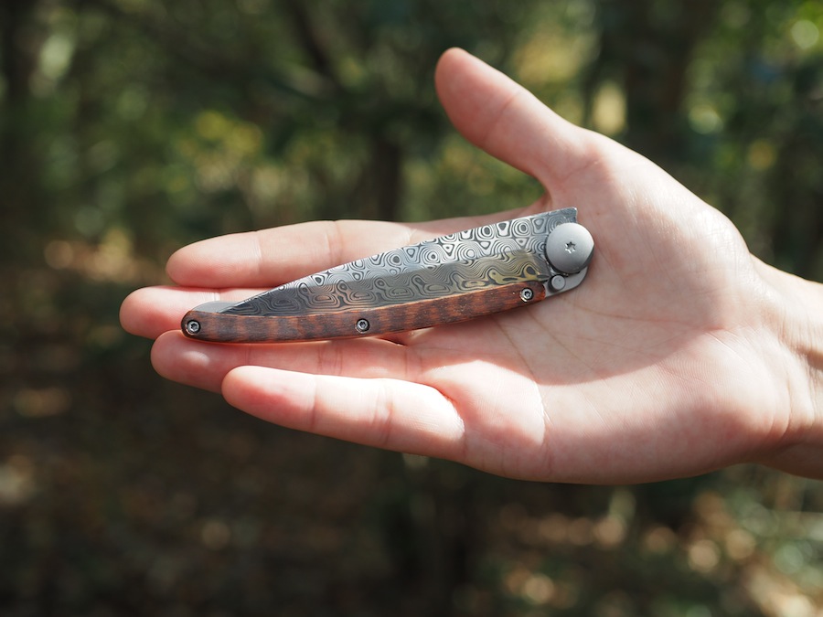 トレッキング、キャンプで役に立つポケットナイフ、deejoのタトゥー