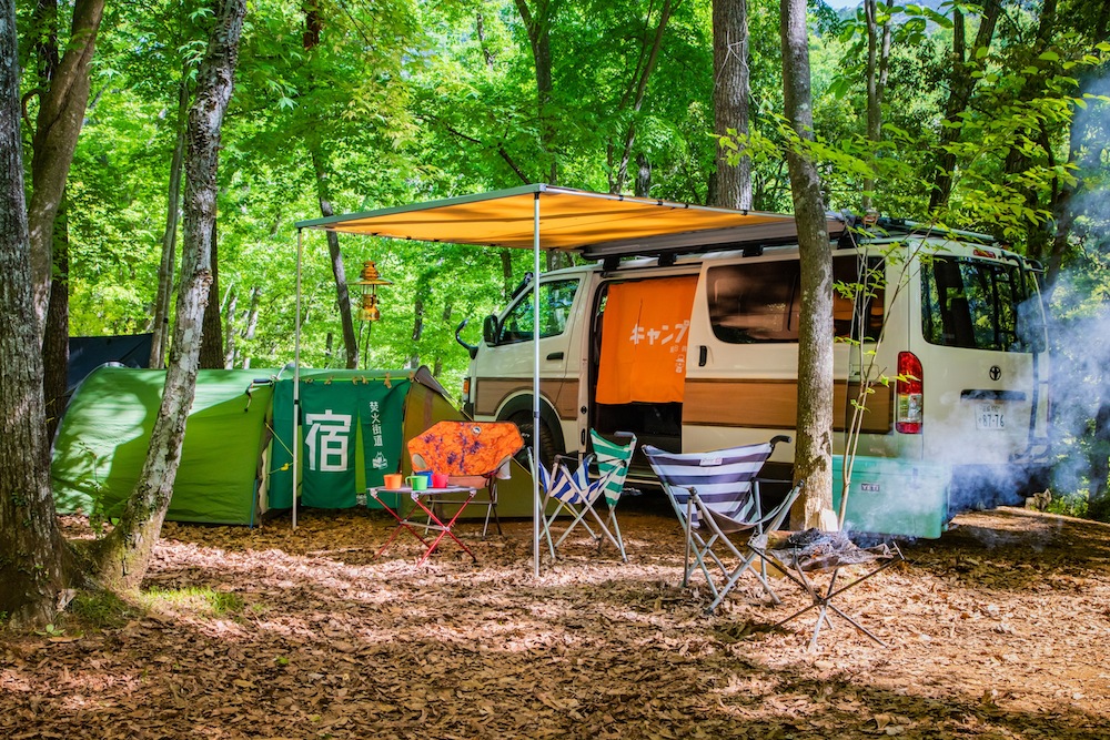 日よけ、虫よけ、人目避け、目印にもなるグローンの「キャンプのれん